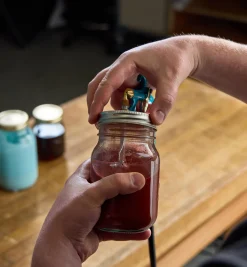 Lee Valley Supplies>Critter Air-Powered Spray Gun