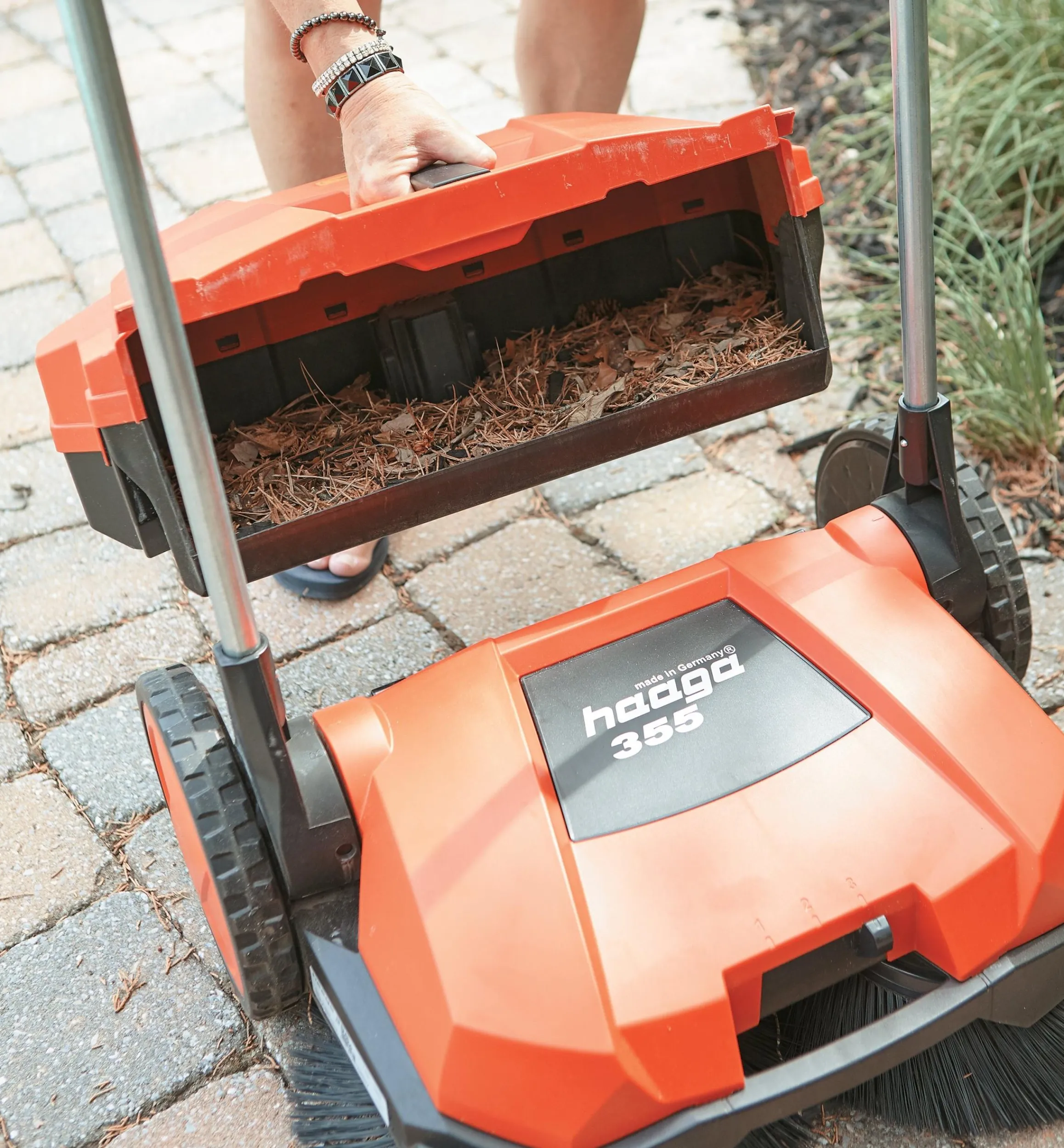 Lee Valley Home Maintenance>Dual Brush Sweeper