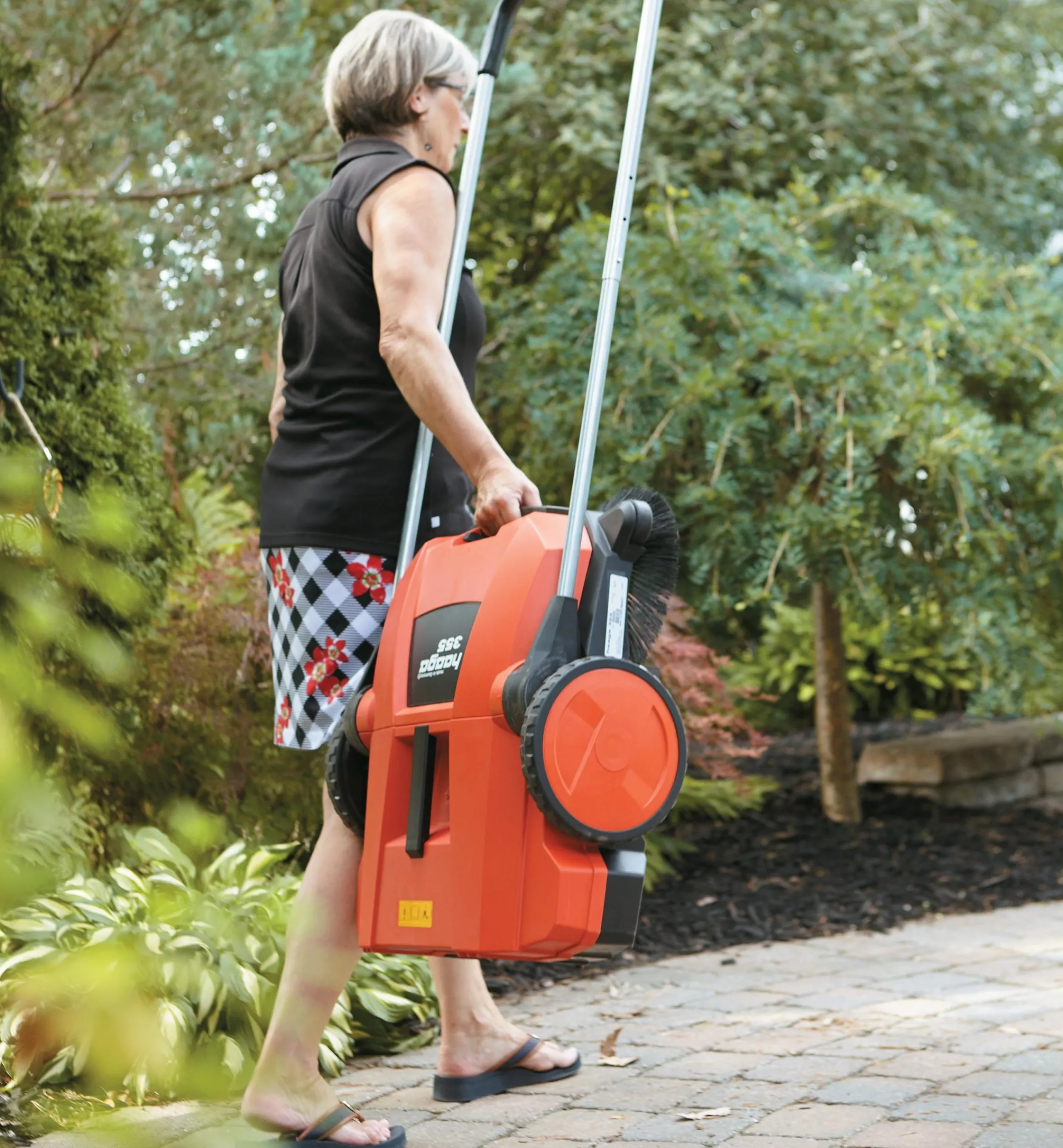 Lee Valley Home Maintenance>Dual Brush Sweeper