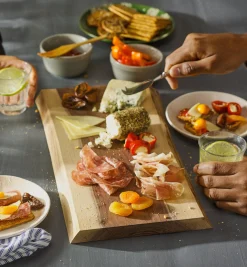 Lee Valley Supplies>Make It Yourself Live-Edge Charcuterie Board Kit