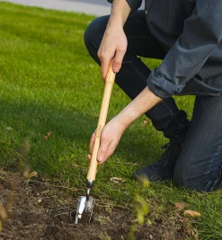 Lee Valley Garden Care>Mid-Length Bulb Planter