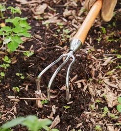 Lee Valley Weeding>Mid-Length Three-Prong Cultivator