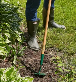 Lee Valley Weeding>Slim Draw Hoe