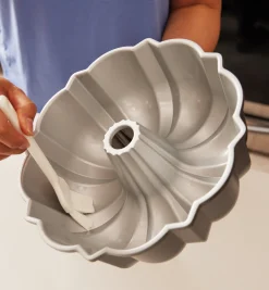 Lee Valley Bakeware>Original Bundt Pan