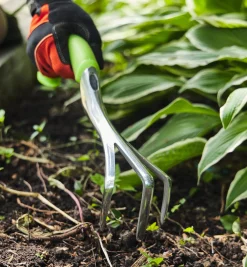 Lee Valley Weeding>Radius Ergonomic Hand Cultivator