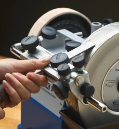 Lee Valley Sharpening>Square-Edge Jig For Chisels & Planes For Tormek T-4 & T-8 Machines