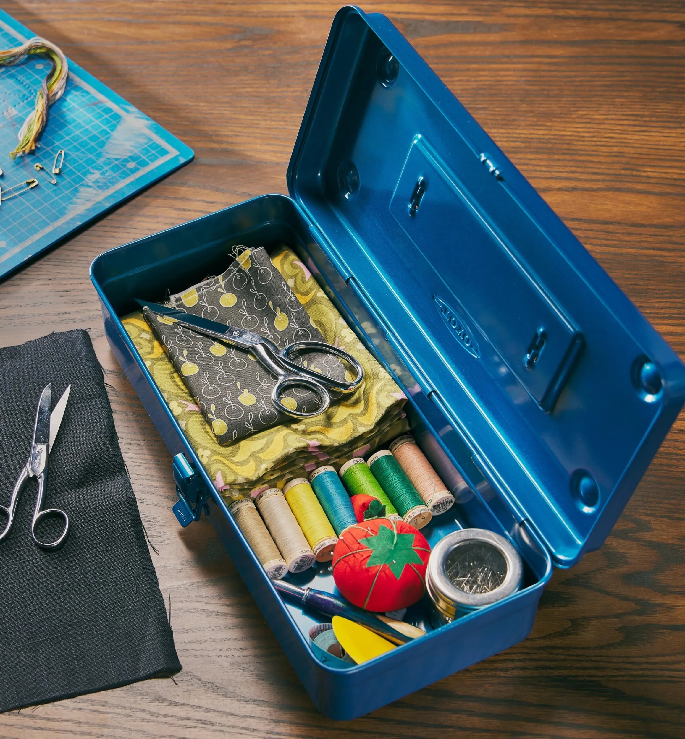 Lee Valley Workshop>Toyo Medium Stackable Toolbox